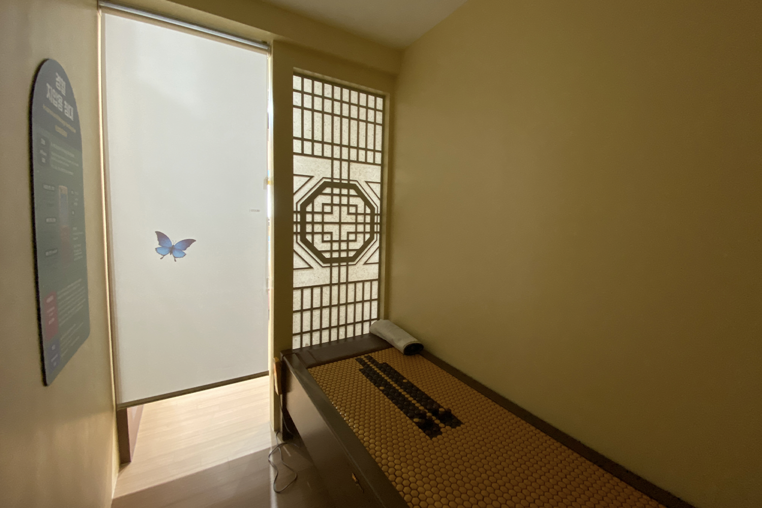 医疗体验室内的设备,提供传统韩医学美容体验。