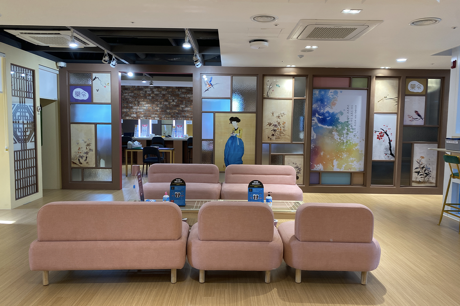 韩方医疗体验中心内部装潢,以传统元素装饰的座椅区。