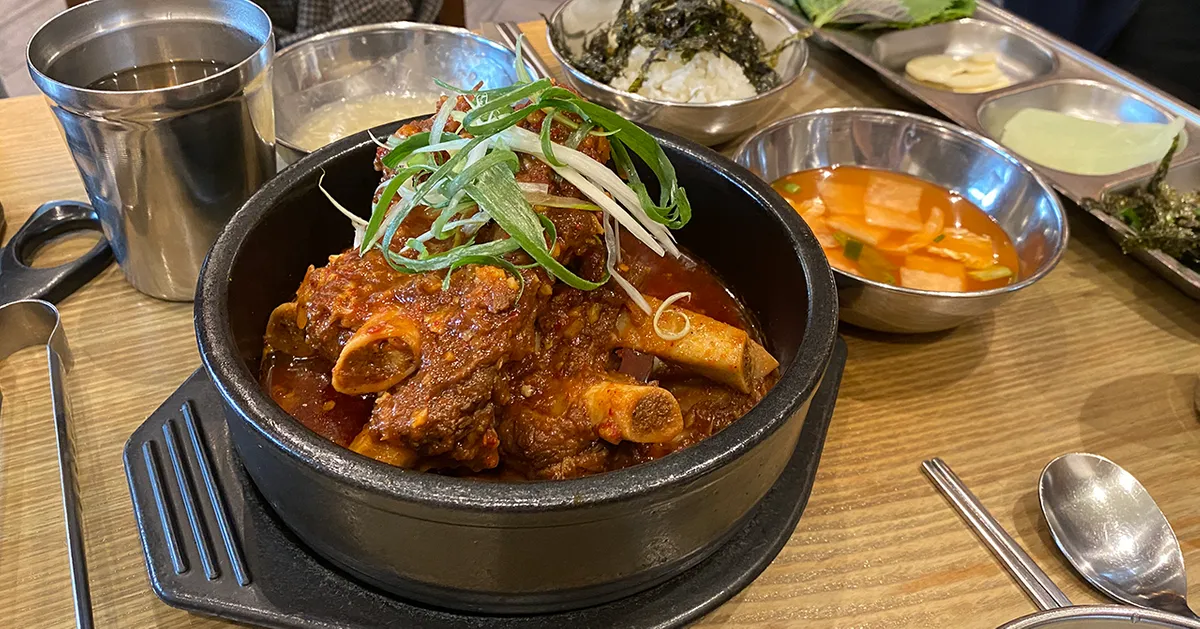 大邱地区有名的巨松炖排骨，精心熬制的美味佳肴。