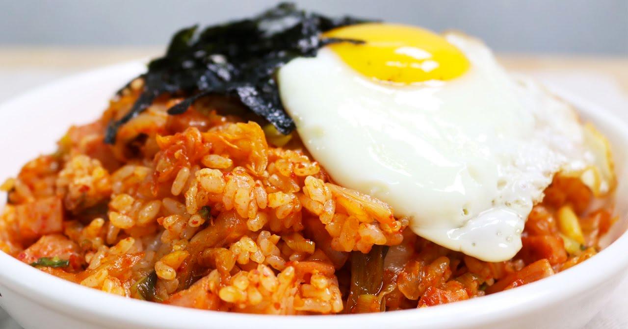 五個韓國炒飯食譜，圖片顯示的是一盤色彩豐富的泡菜炒飯，蓋上金黃流心煎蛋和海苔。