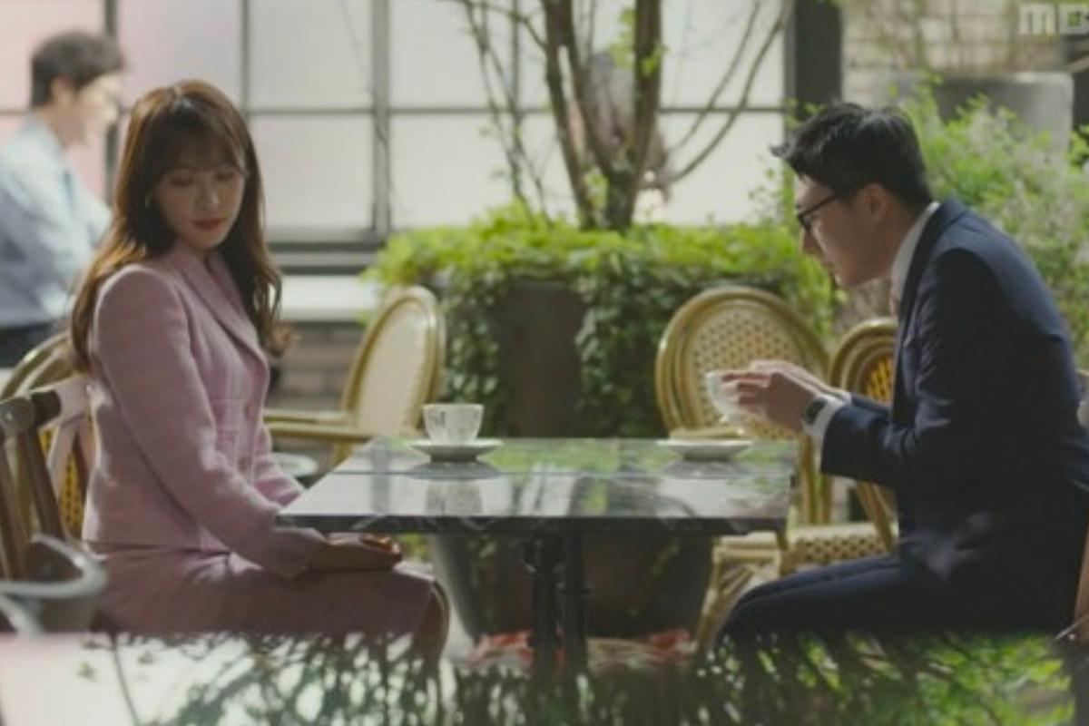 餐廳户外座位，兩人坐在桌前享用咖啡