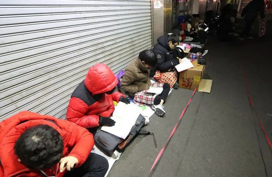 寒冬中為了買到名師補習班座位而排隊的場景。