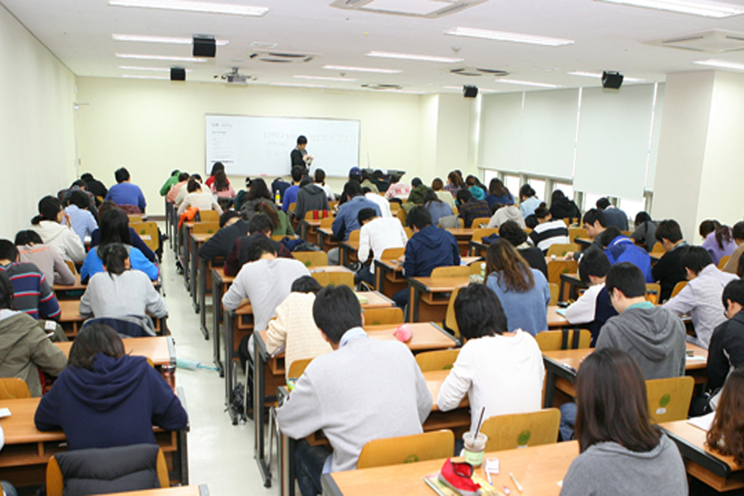 SEO優化香港圖片文字：韓國插班補習學校內課堂景象