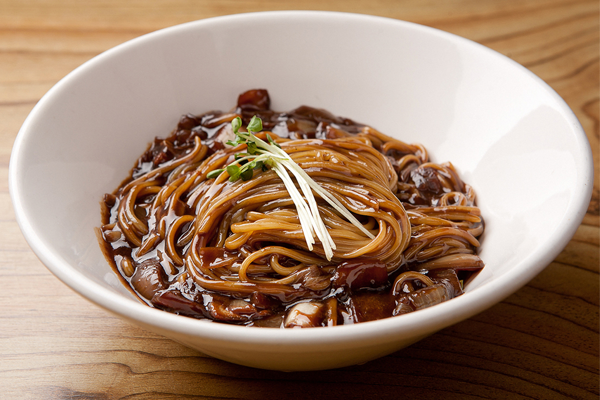 一碗韓國黑色炸醬麵，象徵黑色炸醬麵日，這一天是專門為單身人士設計的慶祝日。