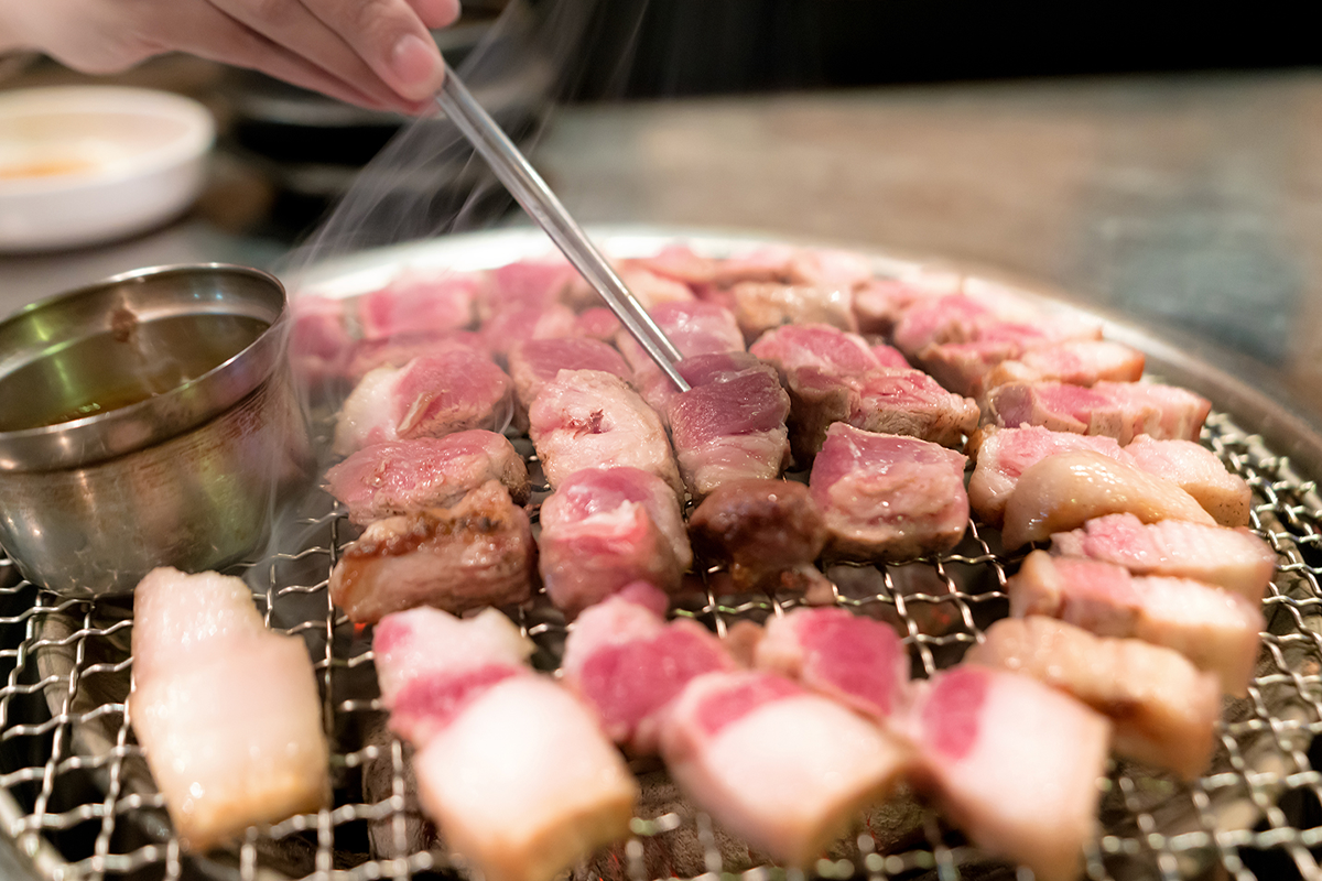 韓國五花肉放在烤盤上燒烤，象徵著五花肉日，是韓國獨特的美食節日之一。