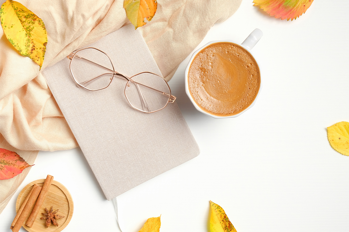 一本韓國情侶送贈的日記簿，象徵一年新的開始，旁邊配有眼鏡和一杯咖啡，傳遞浪漫與計劃未來的意涵。