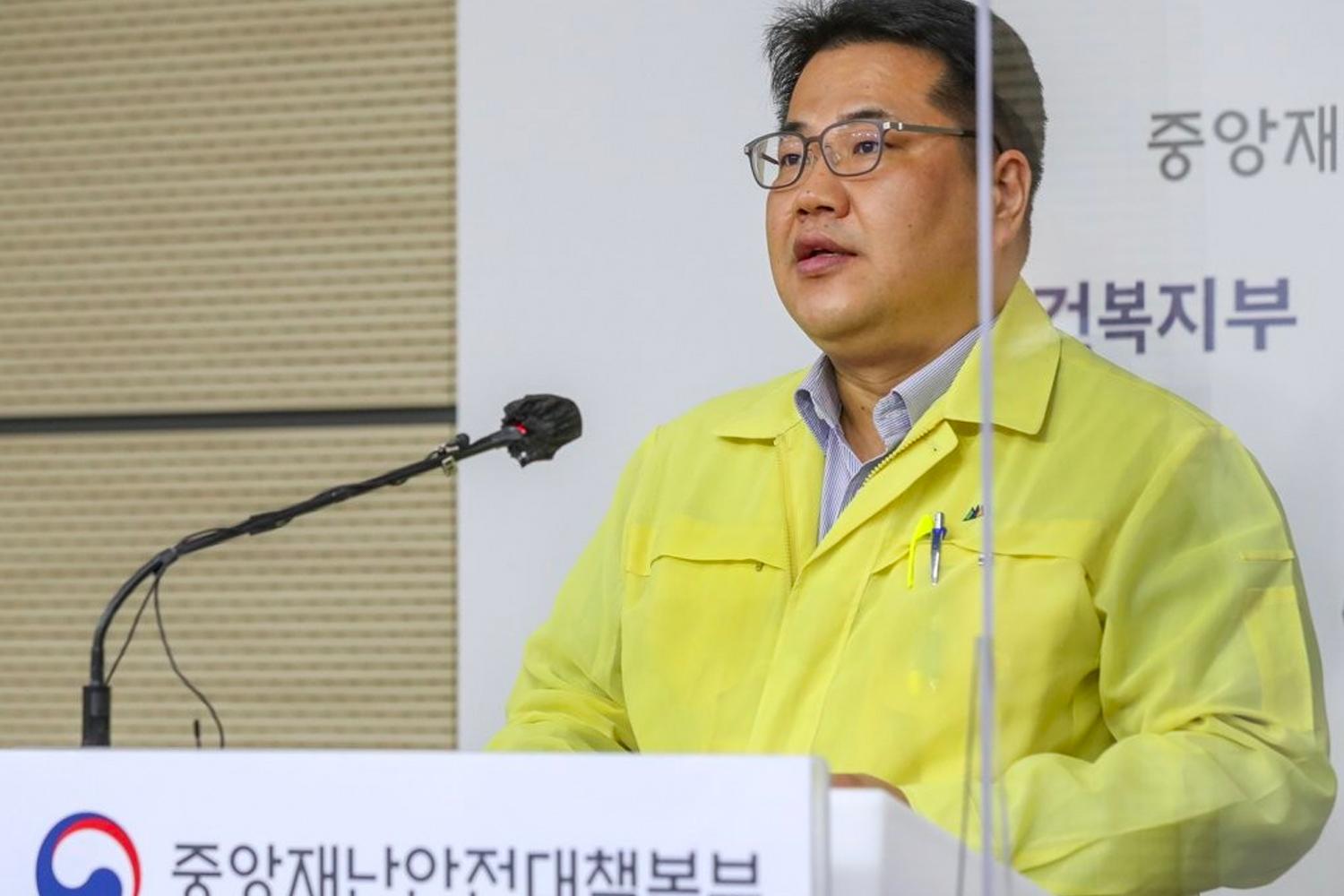 中央災難安全對策本部的記者會上，官員正在説明韓國COVID-19疫情的現況。
