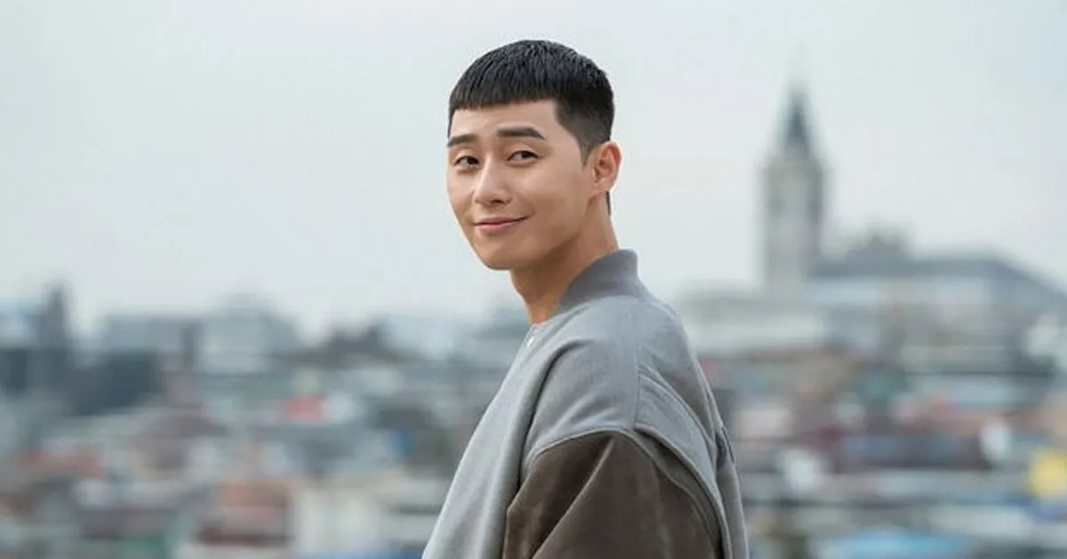 ฉากจากซีรีส์เกาหลีที่นักแสดงหญิงกำลังมองไปที่นักแสดงชายในห้องที่ดูหรูหรา