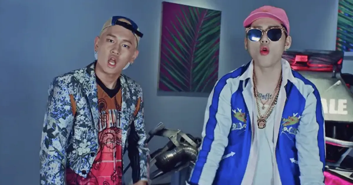 韓國流行音樂MV場景，展示鮮豔風格穿著