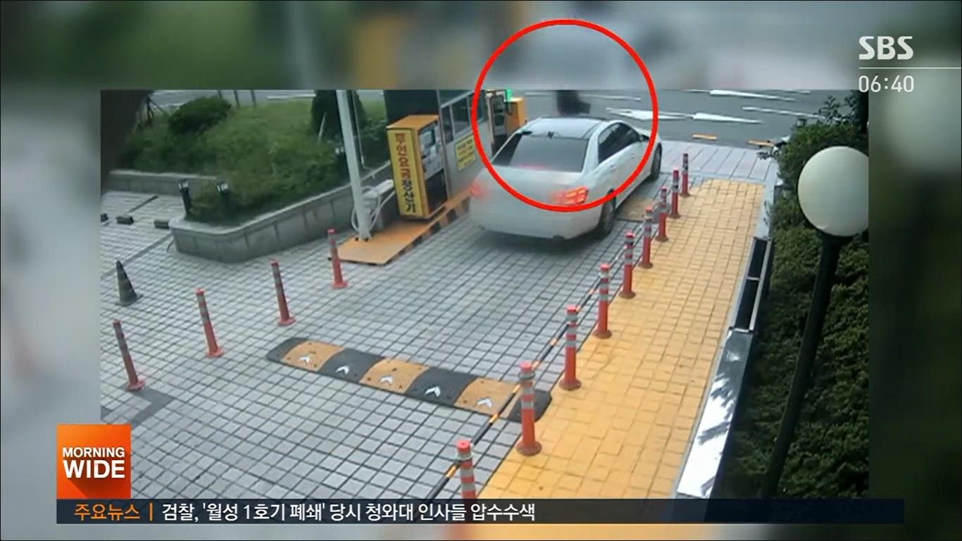 ตำรวจเกาหลีจับกุมชายรายหนึ่งหลังจากที่พบว่า มีพฤติกรรมจงใจล้มบนรถล์เมล์เพื่อเรียกรับเงิน นอกจากนั้นยังเคยมีประวัติจงให้ให้รถชนอีกด้วย4