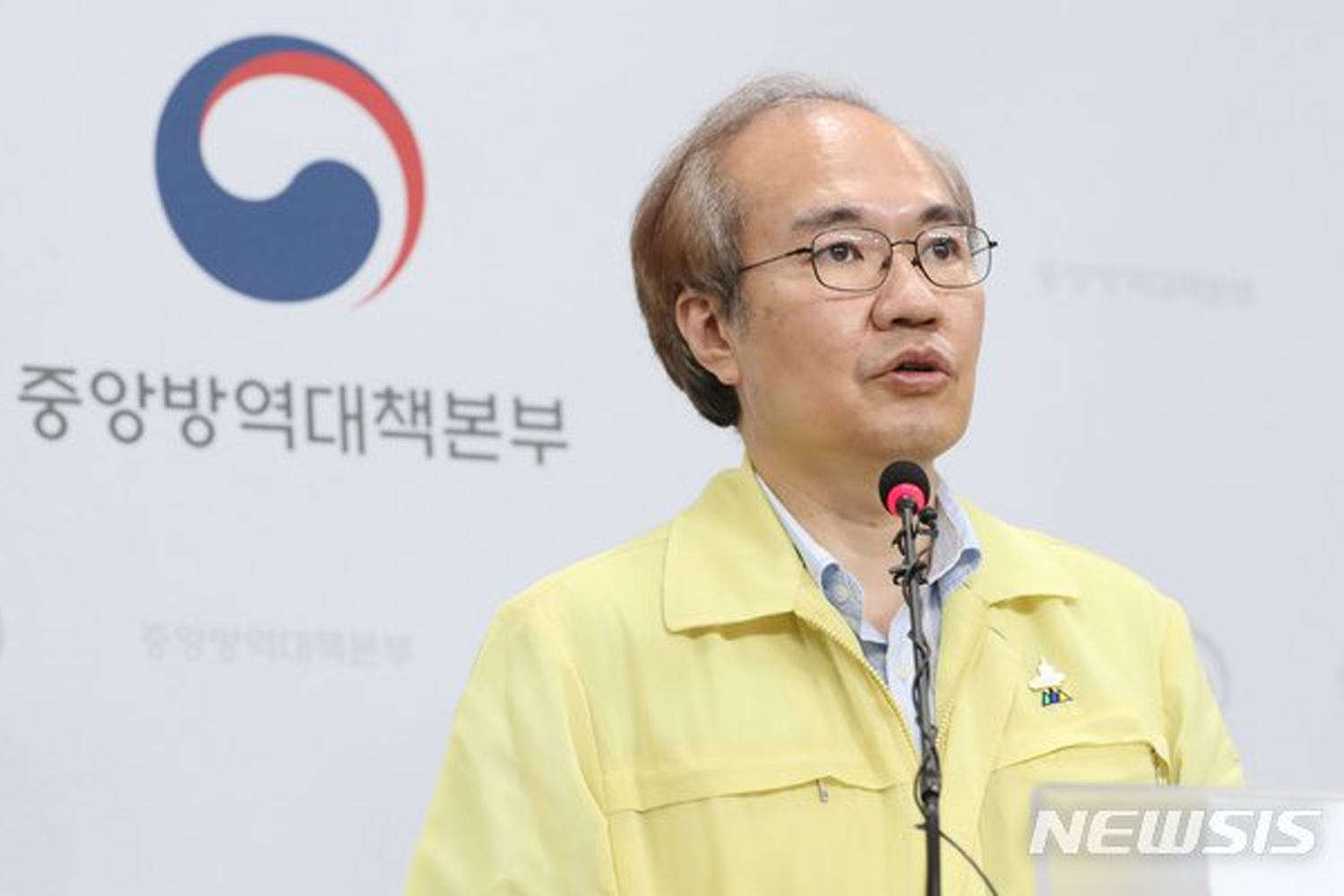 中央防疫對策本部發佈新冠疫情措施，宣佈不戴口罩將罰款，新聞報導圖片