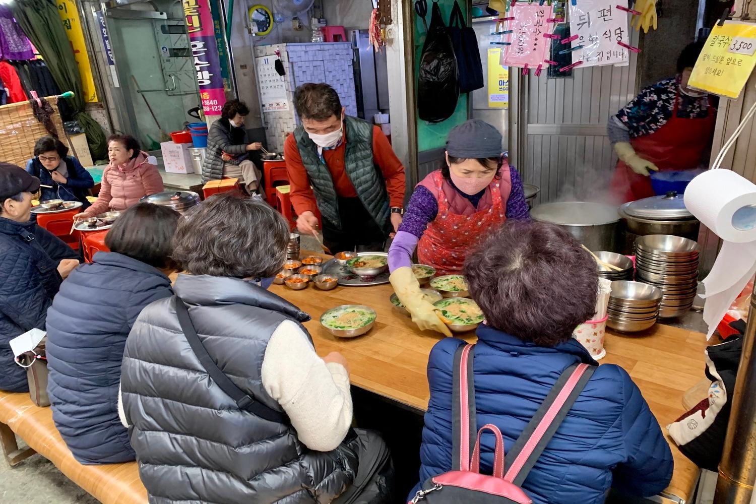 tour daegu dấu vết quê hương v bts chợ truyền thống hàn quốc seomun kalguksu thanh mát