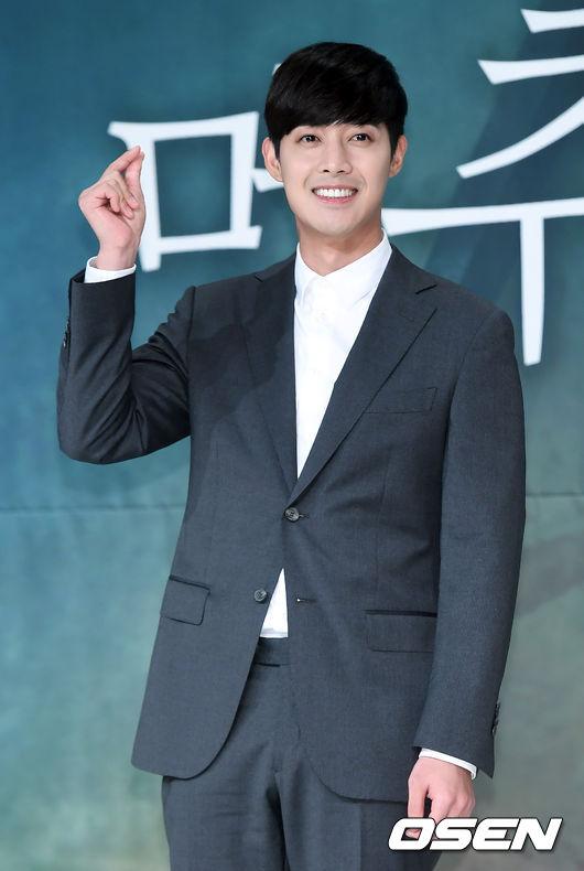 KBS Wドラマ「時間が止まるその時」の製作発表会にてフォトタイムを行う俳優。キム・ヒョンジュン、ソウル。