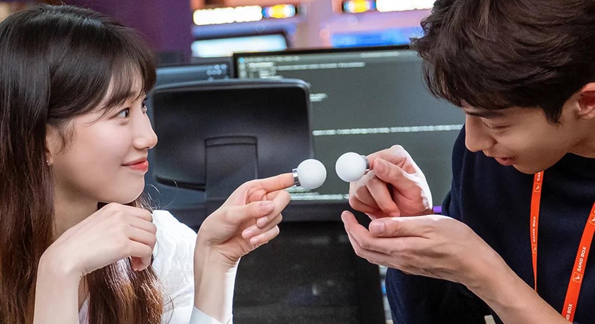 นักแสดงหญิงและชายในซีรีส์ Start-Up ถือสิ่งที่ดูเหมือนอุปกรณ์ต่อกัน