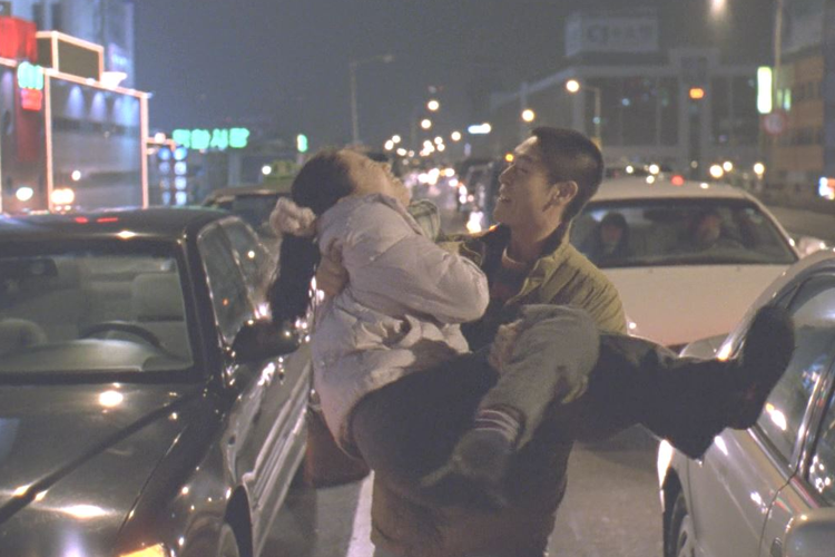 《綠洲》電影截圖，描繪了角色的情感衝突。