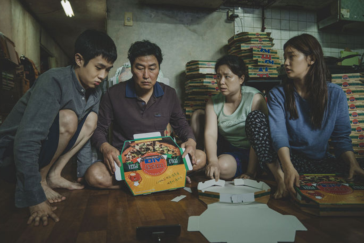 《寄生上流》中的家庭場景，展示不同角色的生活狀況。