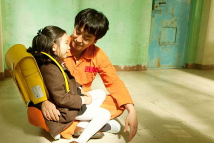 《7號房的禮物》中温馨和感人的親情畫面。