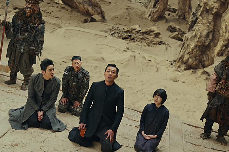 電影《與神同行》中角色面對審判的場景。