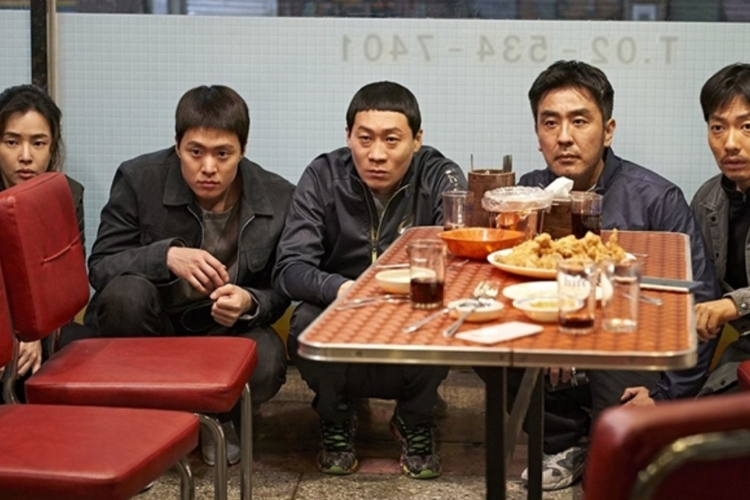 《炸雞特攻隊》電影中的角色互動場景。