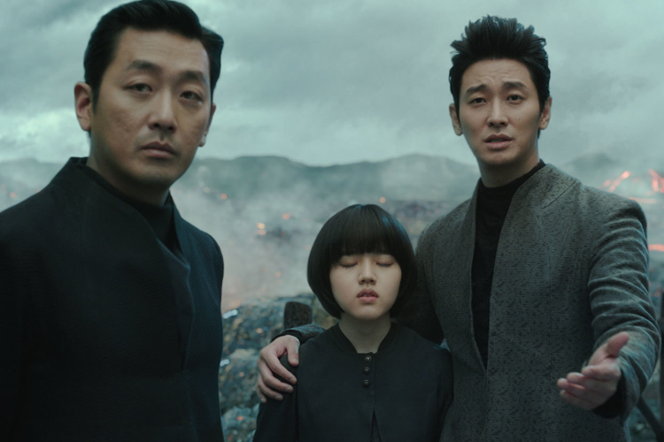 韓國電影《與神同行》中的天堂與地獄畫面。