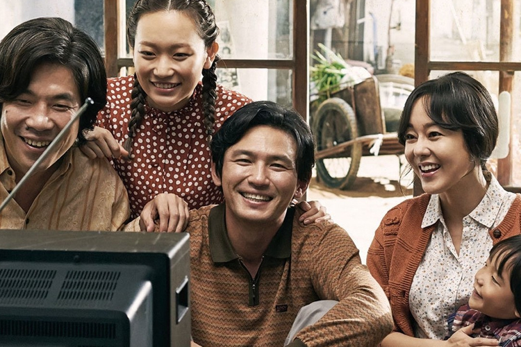 韓國電影《半世紀的諾言》中記錄歷史的場景。