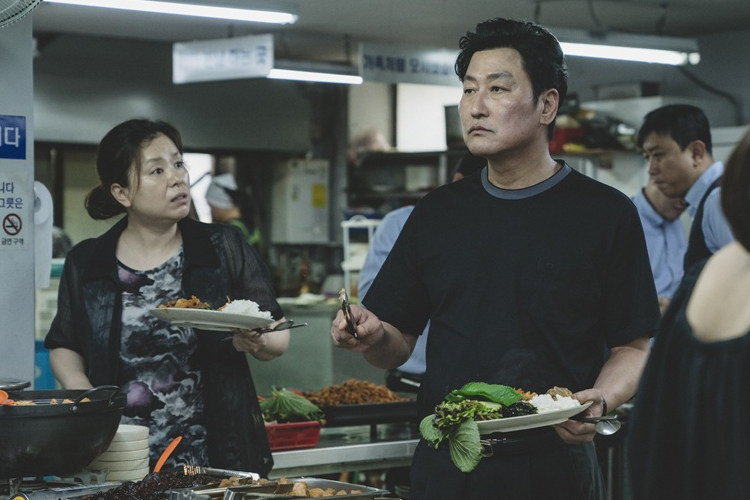 《寄生上流》電影中角色的複雜人際關係。