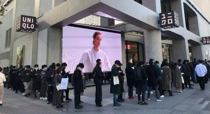 ジル·サンダーコレクションが一体…｢不買｣ユニクロ前に100人余りを並ばせた