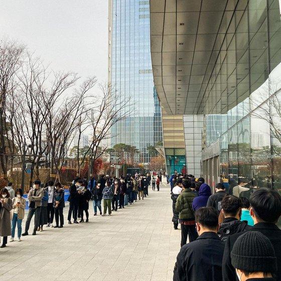 ユニクロロッテワールドモールで待つ長い列の人々、ソウル新川洞、2020年11月13日