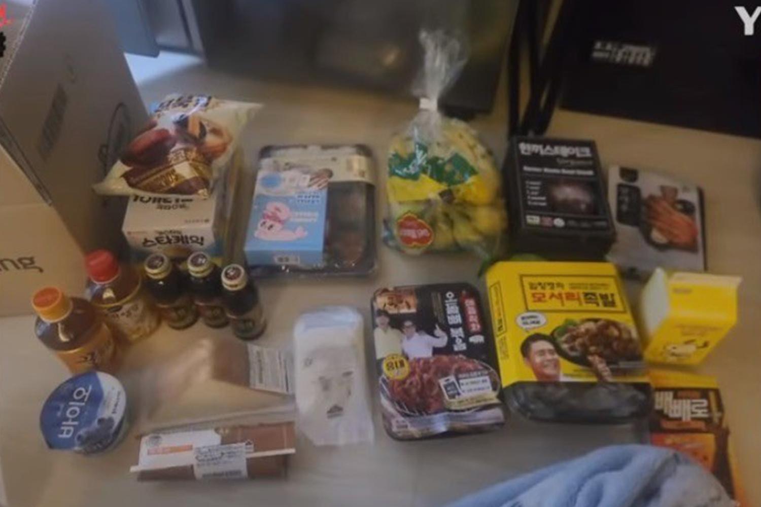 便利店供應韓國隔離者的食物袋，包括麪包、牛奶和其他食品