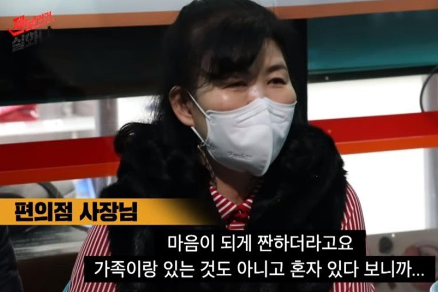 韓國便利店店主接受媒體訪問的場景，背景顯示貨架