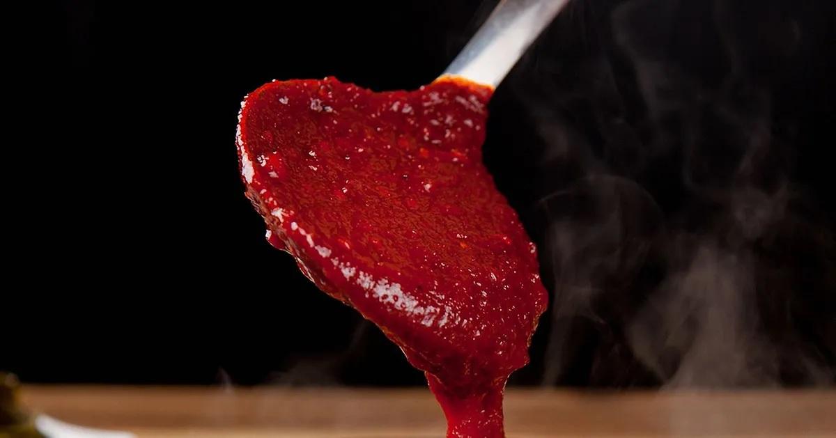 กอชูจัง ซอสพริกเกาหลีที่มีรสชาติพิเศษ เผ็ดและหอมมาก นิยมใช้ในการปรุงอาหารเกาหลี มอบรสชาติที่เผ็ดจัดจ้านและเป็นเอกลักษณ์