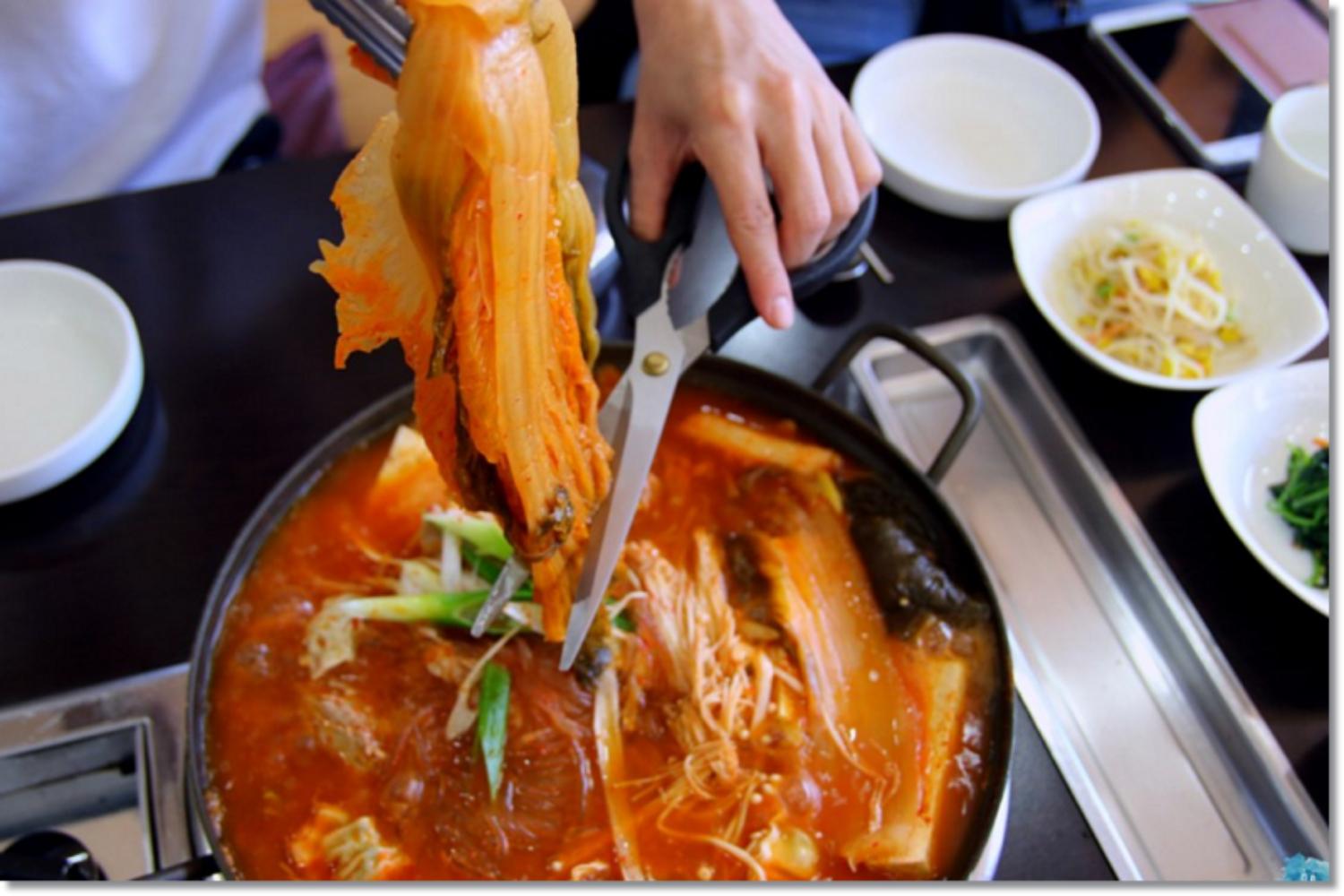 อาหารเกาหลีขึ้นชื่อเรื่องความอร่อย ทำเอานักท่องเที่ยวหลายๆคนถึงกับอยากกลับมาเกาหลีซ้ำแล้วซ้ำเล่า! แต่อะไรคือสิ่งพิเศษที่ทำให้อาหารเกาหลีแตกต่างจากอาหารประเทศกันนะ?3