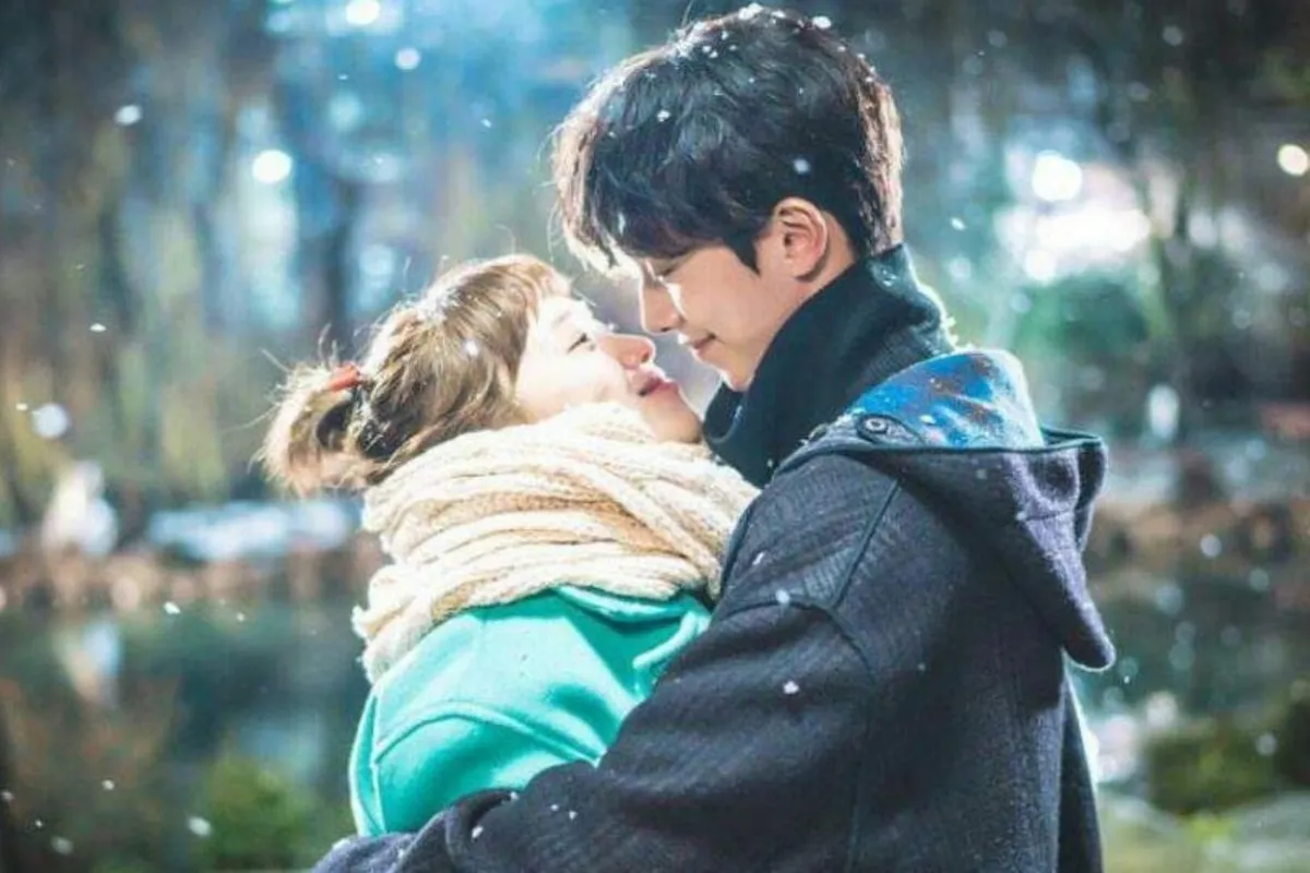 ฉากโรแมนติกในซีรีส์คู่รักกับท่ามกลางหิมะตก