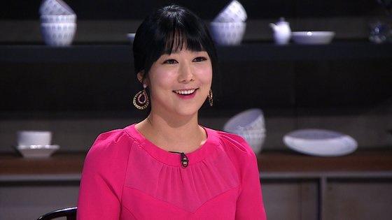 ピンク色の服を着た女性タレント、中央日報ニュースインタビュー