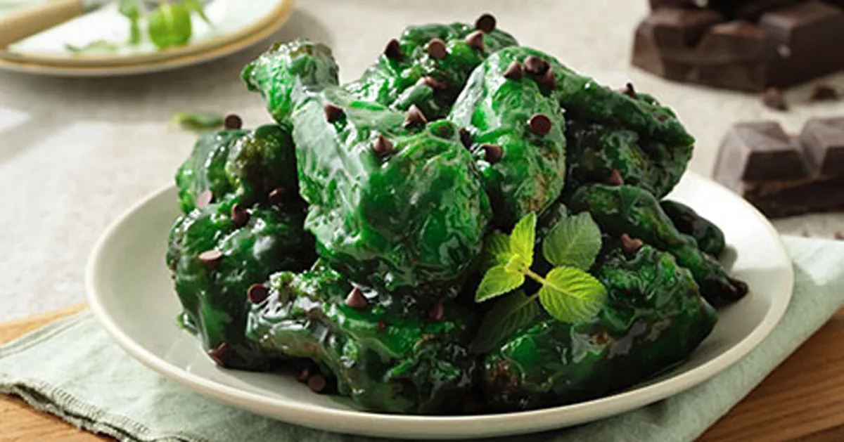 韓國新推出的綠色炸雞在盤中。