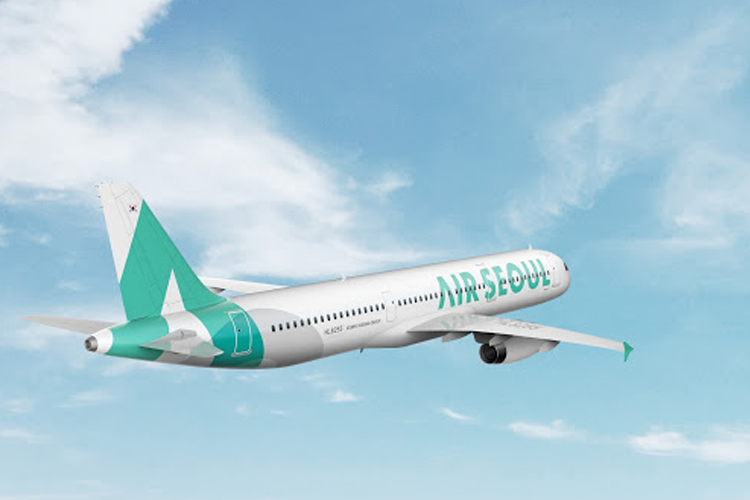 首爾航空的飛機在空中飛行。