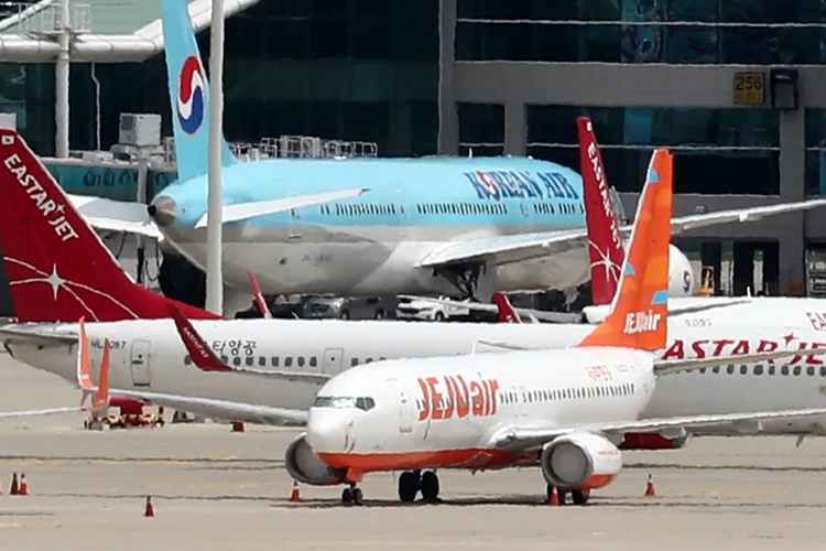 幾家韓國廉價航空的飛機在機場。