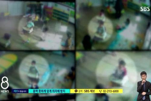 ภาพจากกล้อง CCTV ของศูนย์ดูแลเด็กเล็กแห่งหนึ่งในเมืองอัลซาน จับภาพเด็กอายุ 3 ปีถูกจับนั่งเก้าอี้จนไม่สามารถขยับไปไหนได้นานกว่า 3 ชั่วโมง1