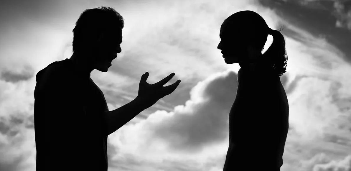 ภาพเงาของชายและหญิงทะเลาะกันบนท้องฟ้าเพื่อแสดงถึงความขัดแย้ง