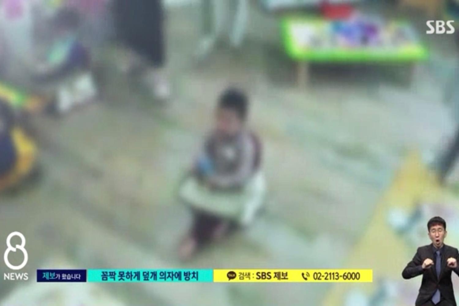 ภาพจากกล้อง CCTV ของศูนย์ดูแลเด็กเล็กแห่งหนึ่งในเมืองอัลซาน จับภาพเด็กอายุ 3 ปีถูกจับนั่งเก้าอี้จนไม่สามารถขยับไปไหนได้นานกว่า 3 ชั่วโมง3