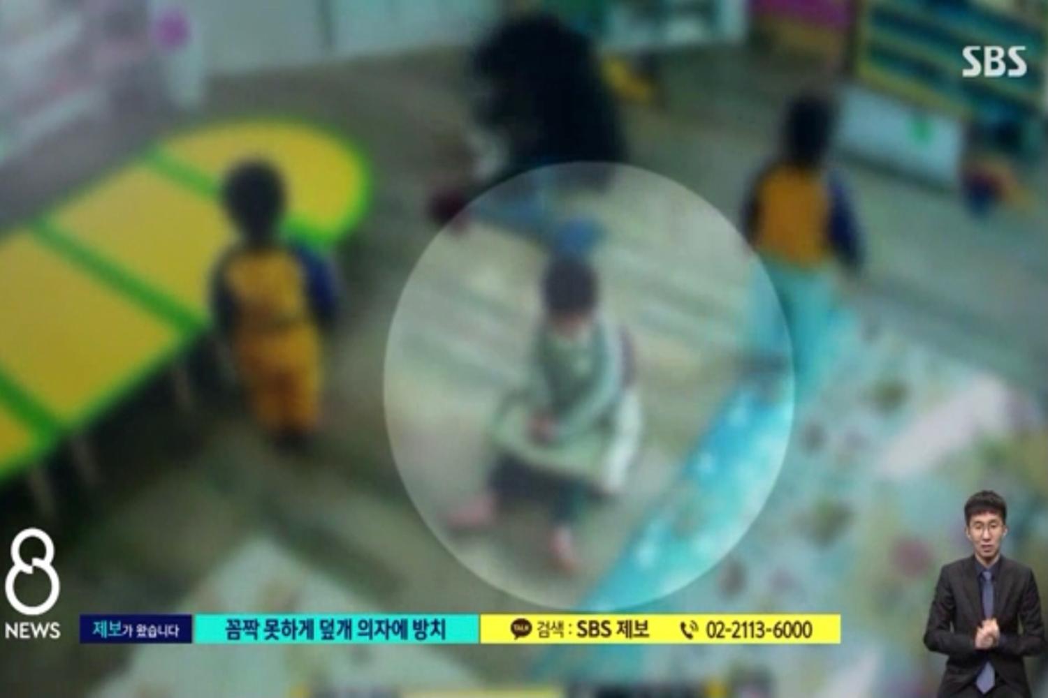 ภาพจากกล้อง CCTV ของศูนย์ดูแลเด็กเล็กแห่งหนึ่งในเมืองอัลซาน จับภาพเด็กอายุ 3 ปีถูกจับนั่งเก้าอี้จนไม่สามารถขยับไปไหนได้นานกว่า 3 ชั่วโมง2
