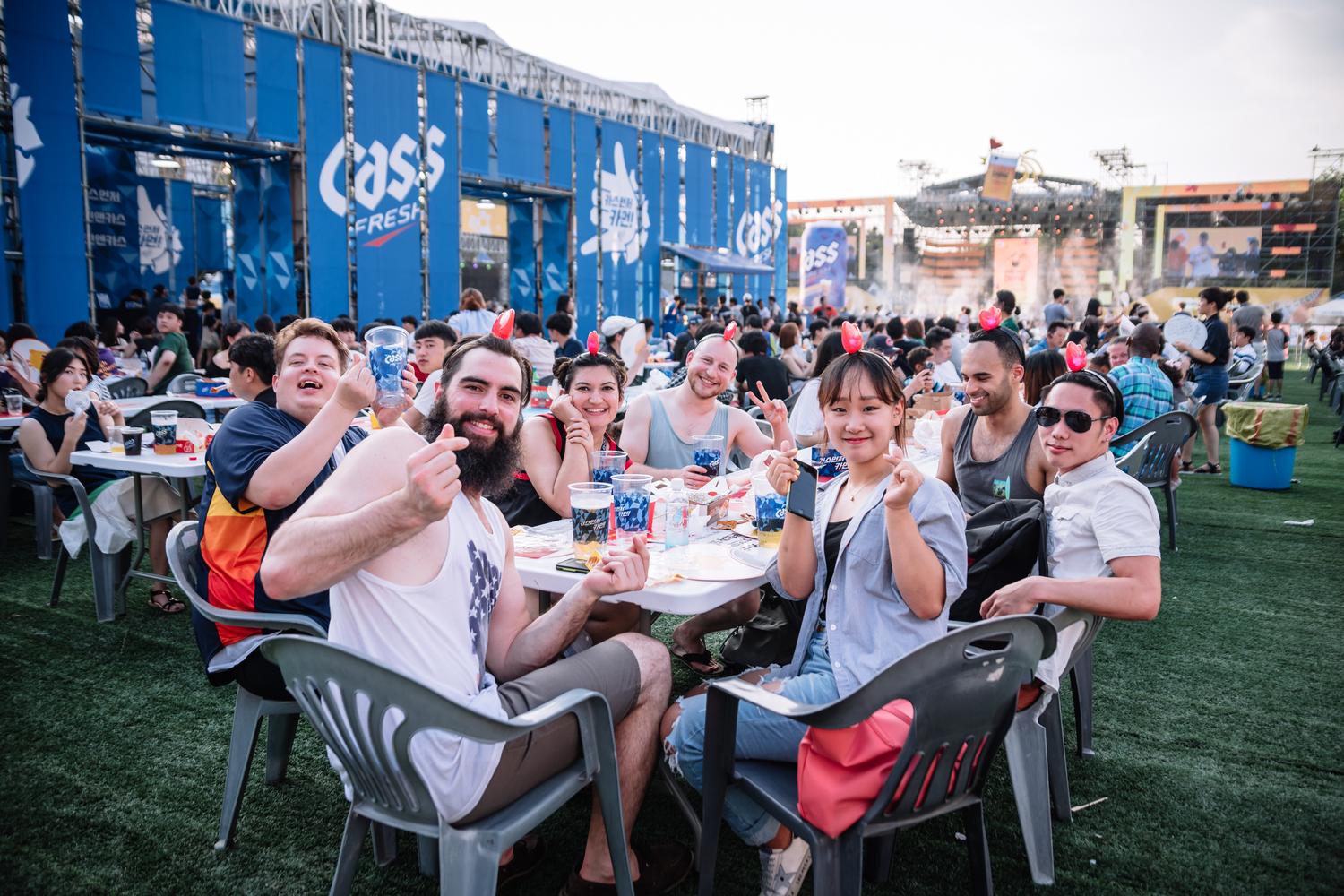 大邱炸鸡和啤酒节上的人群享受南韩流行饮品和美食欢聚的愉快时光。
