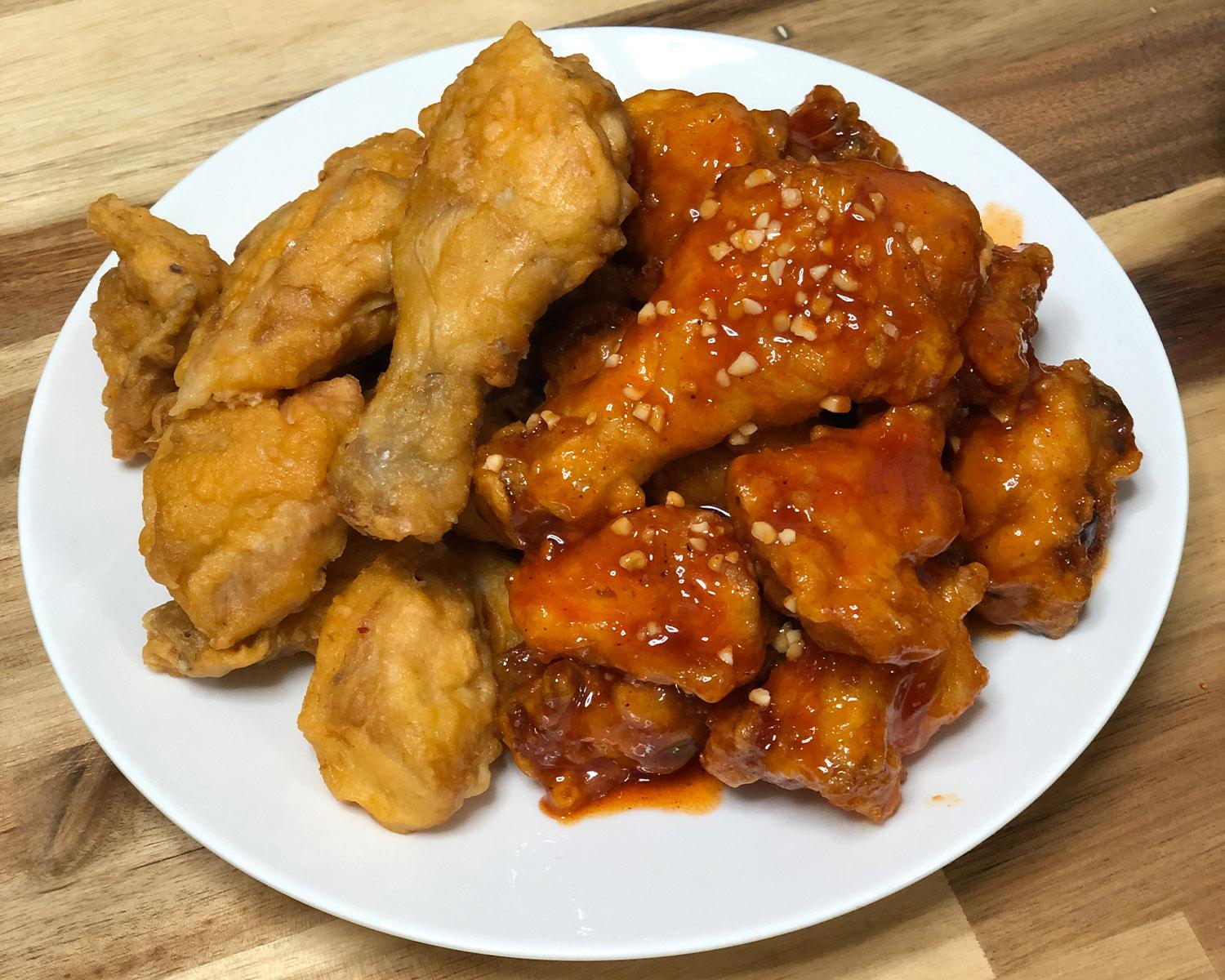 东门炸鸡店内的炸鸡特写，外观酥脆可口是其广受欢迎的原因之一。