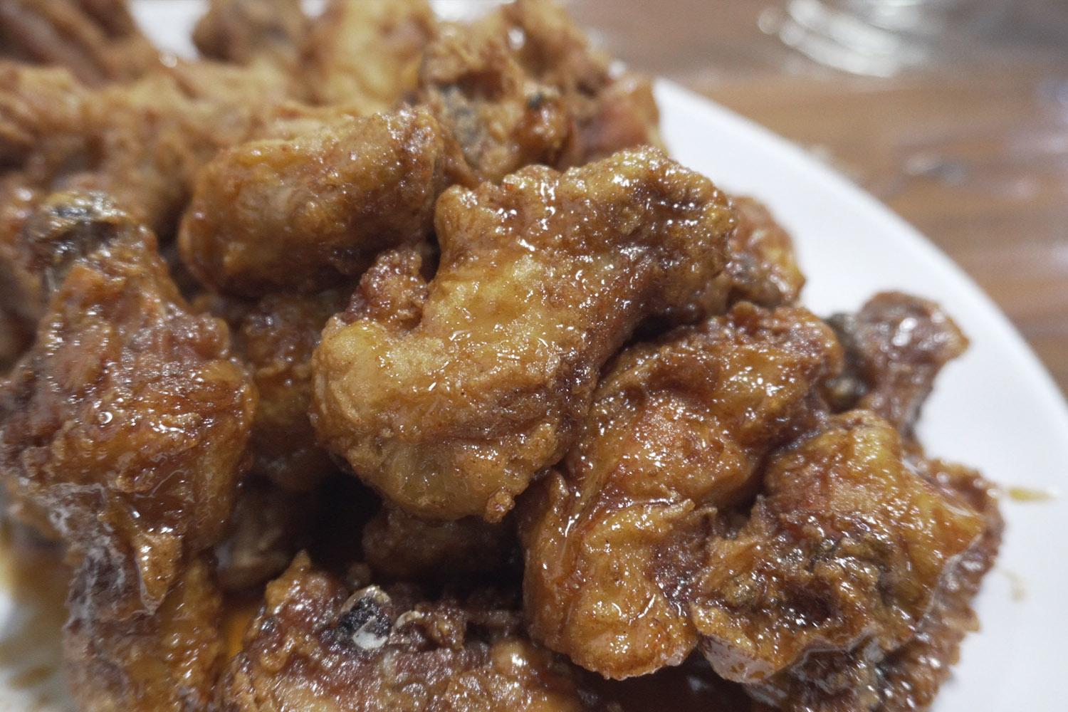 美味的炸鸡特写，展现出金黄酥脆的外皮，挑逗食欲。