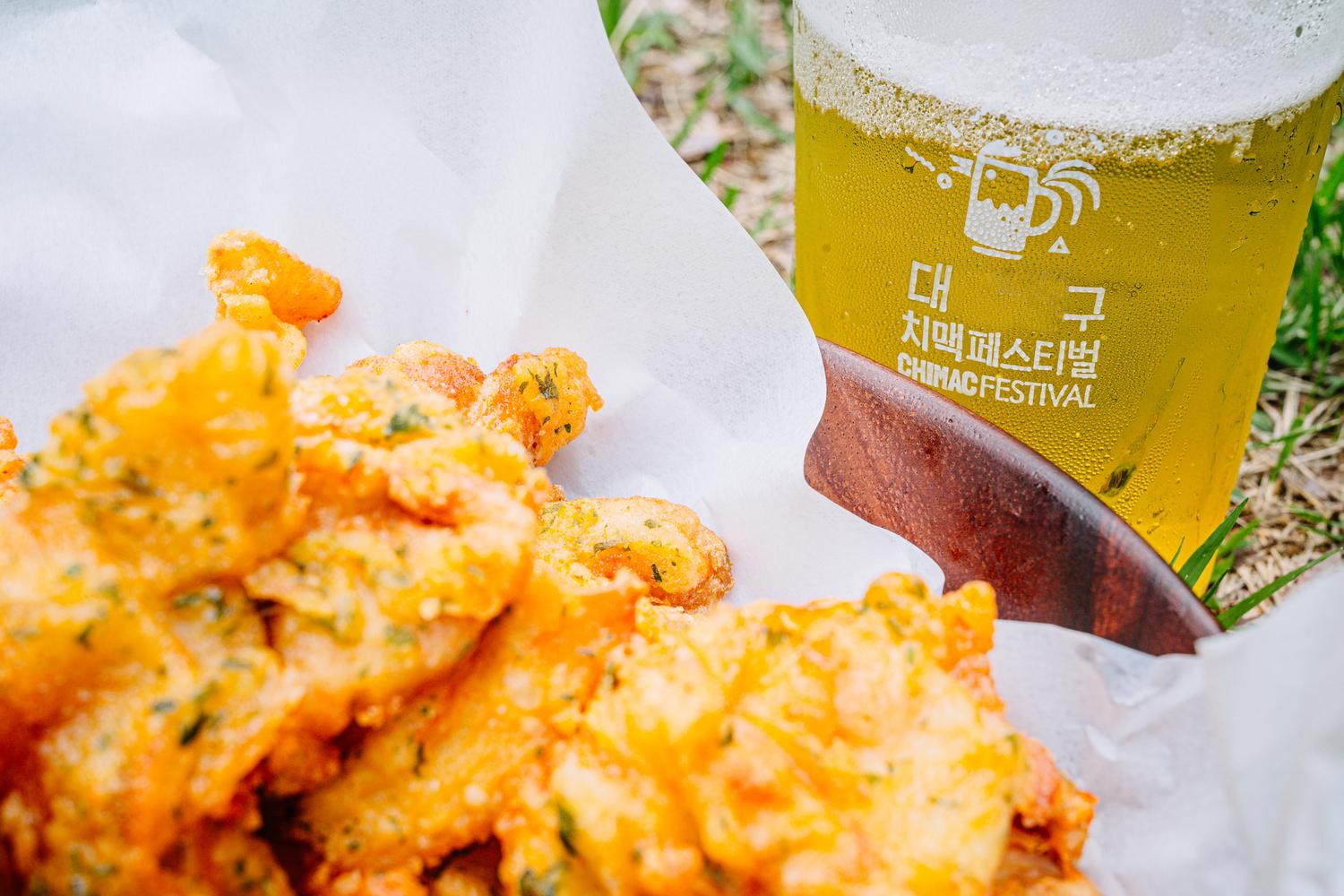 韩国大邱的炸鸡和啤酒节日活动，酥脆的炸鸡和冰爽啤酒的完美组合。