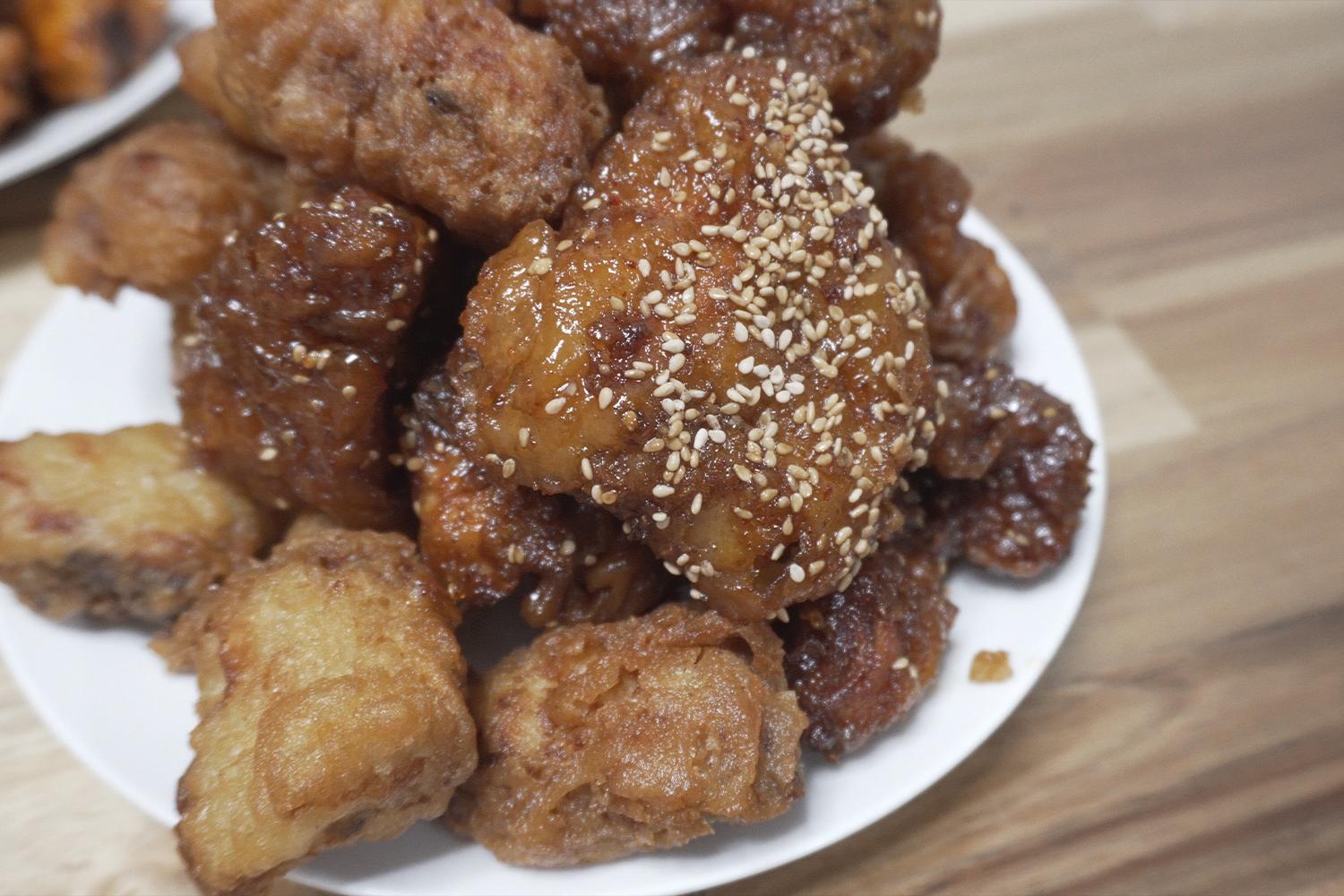 盘中的半半炸鸡，充满风味的金黄外壳和多汁内里令人垂涎。