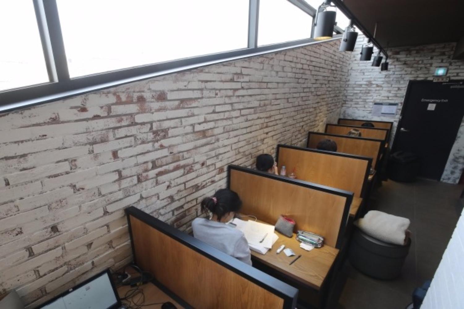 ปกติแล้วคนเกาหลีมักจะกินข้าวร่วมกันเป็นกลุ่มใหญ่ๆ แต่ในปัจจุบันวัยรุ่นเกาหลีเริ่มนิยม