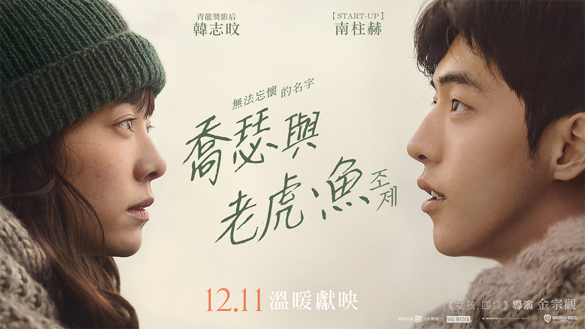 男子在正式場閤中穿著西裝，專注地站在窗邊思考。他的舉止透露出一定的沉穩與自信。