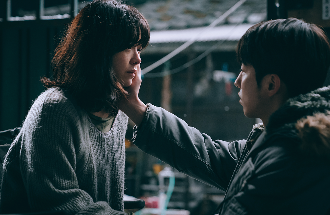 兩位角色在小鎮的某個棚屋裡深情對視，場景充滿了樸實而感人的情感。