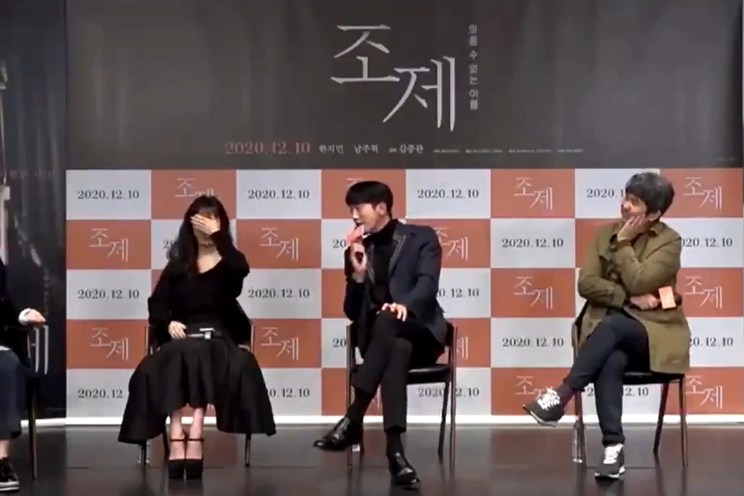 電影《喬瑟與老虎、魚》的製作發表會現場，主演之一在講述自己的影視角色心得。背景有寫著上映日期的海報。